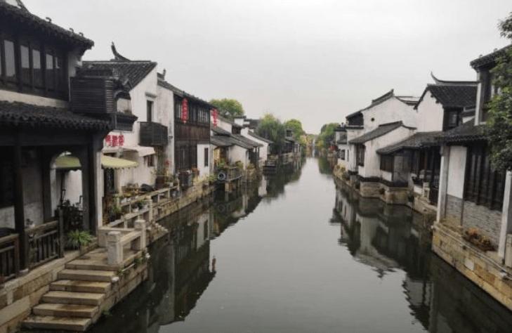 曹操说：生子当如孙仲谋，其实刘备也评价过孙权，却是让人发笑
